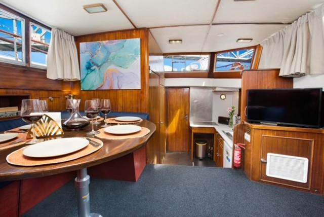 מלון סנט אדריה דה בסוס Charming Boat In Barcelona - Perfect Getaway מראה חיצוני תמונה