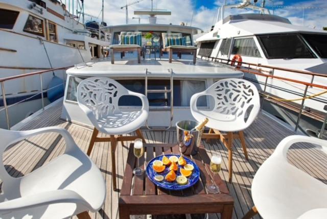 מלון סנט אדריה דה בסוס Charming Boat In Barcelona - Perfect Getaway מראה חיצוני תמונה