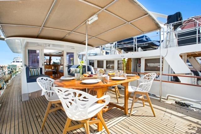 מלון סנט אדריה דה בסוס Charming Boat In Barcelona - Perfect Getaway מראה חיצוני תמונה