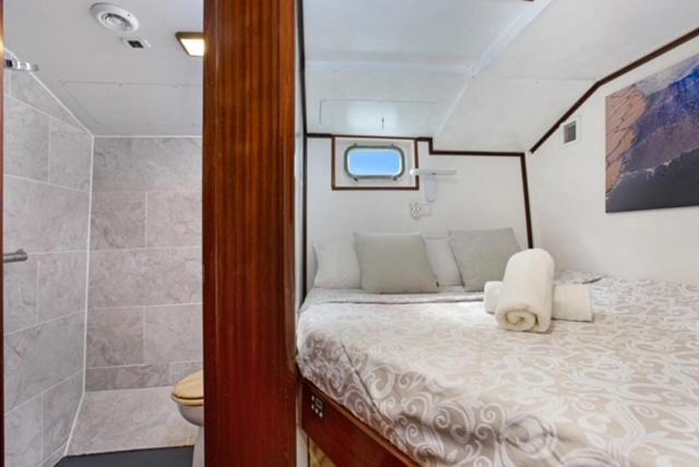 מלון סנט אדריה דה בסוס Charming Boat In Barcelona - Perfect Getaway מראה חיצוני תמונה