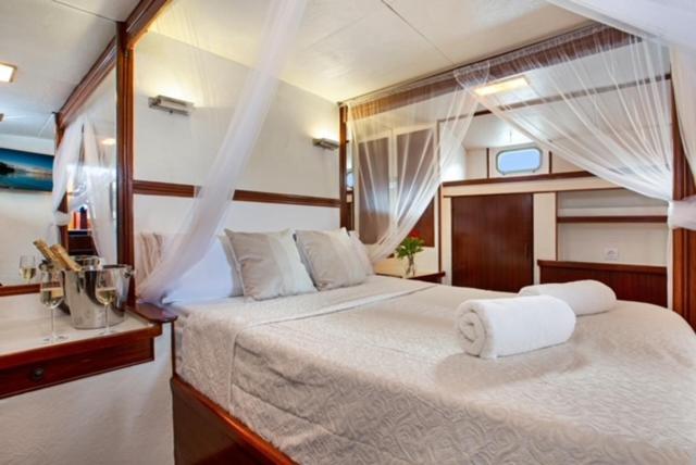מלון סנט אדריה דה בסוס Charming Boat In Barcelona - Perfect Getaway מראה חיצוני תמונה